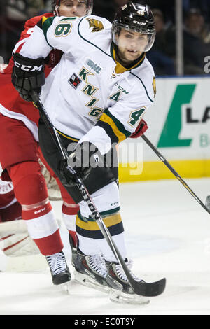 Ontario, Kanada. 5. Dezember 2014. Matt Rupert (46) von den London Knights folgt das Spiel während des Spiels zwischen den London Knights und Sault Ste Marie Greyhounds. Die Windhunde besiegten Ritter 4-0 im Budweiser Gardens in London Ontario, Kanada. © Mark Spowart/Alamy Live-Nachrichten Stockfoto