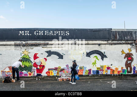 London, UK. 7. Dezember 2014. Xmas Graffiti Walthamstow spray Designs auf der Parzelle im Gegenzug für wohltätige Zwecke spenden. Ravenswood Industrial Estate, Shernhall St, Walthamstow, London E17 9HQ © roger Parkes/Alamy Live-Nachrichten Stockfoto