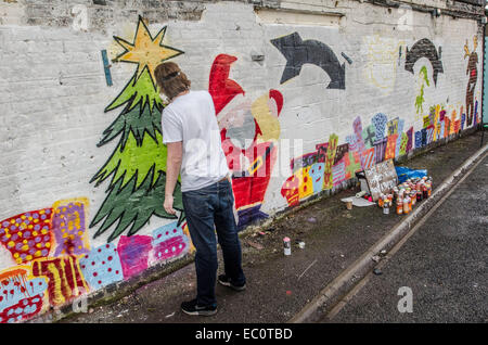 London, UK. 7. Dezember 2014. Xmas Graffiti Walthamstow spray Designs auf der Parzelle im Gegenzug für wohltätige Zwecke spenden. Ravenswood Industrial Estate, Shernhall St, Walthamstow, London E17 9HQ © roger Parkes/Alamy Live-Nachrichten Stockfoto