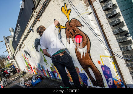 London, UK. 7. Dezember 2014. Xmas Graffiti Walthamstow spray Designs auf der Parzelle im Gegenzug für wohltätige Zwecke spenden. Ravenswood Industrial Estate, Shernhall St, Walthamstow, London E17 9HQ © roger Parkes/Alamy Live-Nachrichten Stockfoto