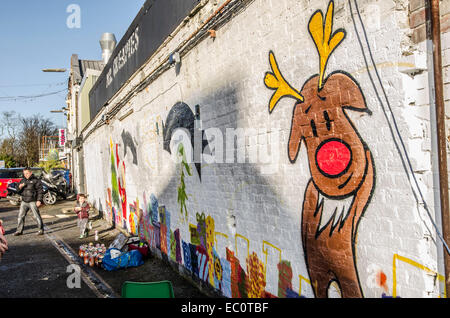 London, UK. 7. Dezember 2014. Xmas Graffiti Walthamstow spray Designs auf der Parzelle im Gegenzug für wohltätige Zwecke spenden. Ravenswood Industrial Estate, Shernhall St, Walthamstow, London E17 9HQ © roger Parkes/Alamy Live-Nachrichten Stockfoto