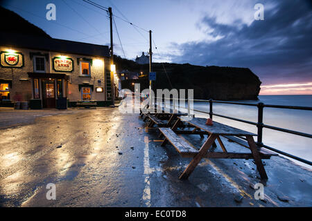 Wellen, die über den Deich Llangrannog Ceredigion Cardigan Bay West Wales Walisisch Stockfoto