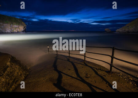 Llangrannog Ceredigion Cardigan Bay West Wales lange Nacht Exposition Seite milchig Meer Welsh Stockfoto