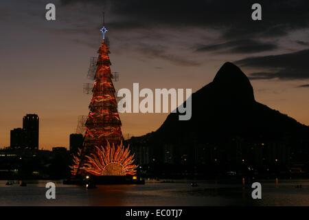 Rio De Janeiro, Brasilien. 6. Dezember 2014. Weltweit größte schwimmende Weihnachtsbaum, 85m hoch, in der Dämmerung. 542-Tonne-Struktur ist mit 3,1 Millionen Lichter auf der Lagune Rodrigo de Freitas in seiner 19. Ausgabe beleuchtet. Es ist von Bradesco Seguros, einer Versicherungsgesellschaft gebaut. Bildnachweis: Maria Adelaide Silva/Alamy Live-Nachrichten Stockfoto