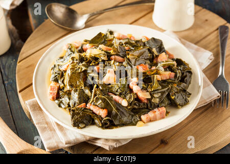 Südlichem Flair Collard Greens mit gepökeltes Schweinefleisch Stockfoto