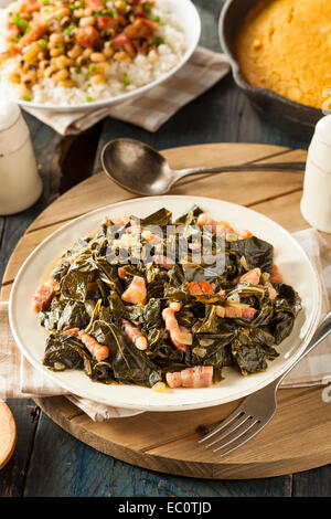 Südlichem Flair Collard Greens mit gepökeltes Schweinefleisch Stockfoto