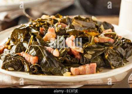 Südlichem Flair Collard Greens mit gepökeltes Schweinefleisch Stockfoto