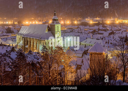 Die schwarze Kirche, einer Kathedrale in Brasov, Nachtansicht. Stockfoto