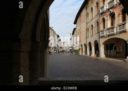 Blick auf den Corso Vittorio Emanuele II mit dem mittelalterlichen Palazzo Ricchieri, mit gotischen Fresken verziert. Pordenone, Italien. Stockfoto