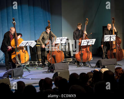 Kiew, Ukraine. 7. Dezember 2014. Auf der Bühne des ukrainischen Hauses bestanden heute, Sonntag, 7. Dezember 2014, Kiew, Ukraine, eine Premiere von "2014" für vier Stimmen und vier Kontrabässe. Autoren des Projekts Mariana Sadovskaya und Mark Tokar. Das Konzert fand im Rahmen des Festivals «Jazz Bez 2014'. «» Jazz Bez 2014" ist das größte internationale Festival, seit über 10 Jahren jährlich Dutzende Städte in Ukraine und Polen zusammen bringt. Bildnachweis: Igor Golovnov/Alamy Live-Nachrichten Stockfoto