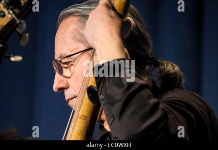 Kiew, Ukraine. 7. Dezember 2014. Musiker Ivan Ogar--Auf der Bühne des ukrainischen Haus heute, Sonntag, 7. Dezember 2014, Kiew, Ukraine, übergeben eine Premiere von "2014" für vier Stimmen und vier Kontrabässe. Autoren des Projekts Mariana Sadovskaya und Mark Tokar. Das Konzert fand im Rahmen des Festivals «Jazz Bez 2014'. «» Jazz Bez 2014" ist das größte internationale Festival, seit über 10 Jahren jährlich Dutzende Städte in Ukraine und Polen zusammen bringt. Bildnachweis: Igor Golovnov/Alamy Live-Nachrichten Stockfoto