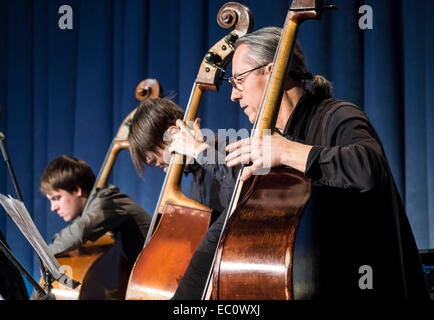 Kiew, Ukraine. 7. Dezember 2014. drei Bass--bestanden auf der Bühne des ukrainischen Haus heute, Sonntag, 7. Dezember 2014, Kiew, Ukraine, eine Premiere von "2014" für vier Stimmen und vier Kontrabässe. Autoren des Projekts Mariana Sadovskaya und Mark Tokar. Das Konzert fand im Rahmen des Festivals «Jazz Bez 2014'. «» Jazz Bez 2014" ist das größte internationale Festival, seit über 10 Jahren jährlich Dutzende Städte in Ukraine und Polen zusammen bringt. Bildnachweis: Igor Golovnov/Alamy Live-Nachrichten Stockfoto