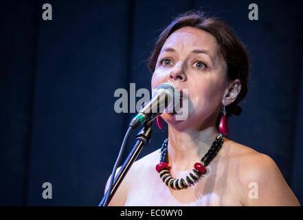 Kiew, Ukraine. 7. Dezember 2014. Auf der Bühne des ukrainischen Hauses bestanden heute, Sonntag, 7. Dezember 2014, Kiew, Ukraine, eine Premiere von "2014" für vier Stimmen und vier Kontrabässe. Autoren des Projekts Mariana Sadovskaya und Mark Tokar. Das Konzert fand im Rahmen des Festivals «Jazz Bez 2014'. «» Jazz Bez 2014" ist das größte internationale Festival, seit über 10 Jahren jährlich Dutzende Städte in Ukraine und Polen zusammen bringt. Bildnachweis: Igor Golovnov/Alamy Live-Nachrichten Stockfoto