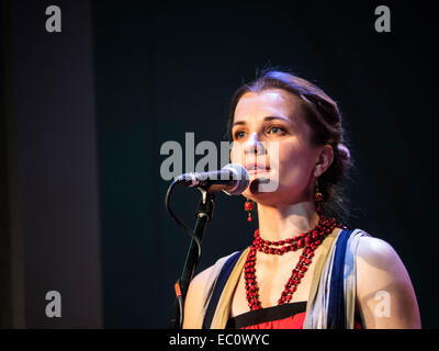 Kiew, Ukraine. 7. Dezember 2014. Auf der Bühne des ukrainischen Hauses bestanden heute, Sonntag, 7. Dezember 2014, Kiew, Ukraine, eine Premiere von "2014" für vier Stimmen und vier Kontrabässe. Autoren des Projekts Mariana Sadovskaya und Mark Tokar. Das Konzert fand im Rahmen des Festivals «Jazz Bez 2014'. «» Jazz Bez 2014" ist das größte internationale Festival, seit über 10 Jahren jährlich Dutzende Städte in Ukraine und Polen zusammen bringt. Bildnachweis: Igor Golovnov/Alamy Live-Nachrichten Stockfoto