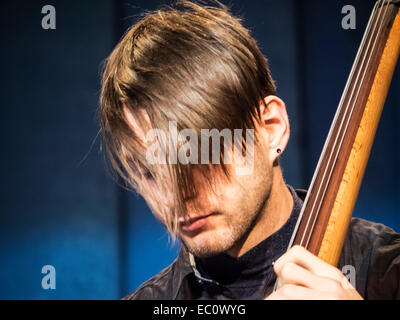 Kiew, Ukraine. 7. Dezember 2014. Auf der Bühne des ukrainischen Hauses bestanden heute, Sonntag, 7. Dezember 2014, Kiew, Ukraine, eine Premiere von "2014" für vier Stimmen und vier Kontrabässe. Autoren des Projekts Mariana Sadovskaya und Mark Tokar. Das Konzert fand im Rahmen des Festivals «Jazz Bez 2014'. «» Jazz Bez 2014" ist das größte internationale Festival, seit über 10 Jahren jährlich Dutzende Städte in Ukraine und Polen zusammen bringt. Bildnachweis: Igor Golovnov/Alamy Live-Nachrichten Stockfoto
