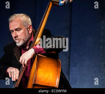 Kiew, Ukraine. 7. Dezember 2014. Musiker Mark Tokar--Auf der Bühne des ukrainischen Haus heute, Sonntag, 7. Dezember 2014, Kiew, Ukraine, übergeben eine Premiere von "2014" für vier Stimmen und vier Kontrabässe. Autoren des Projekts Mariana Sadovskaya und Mark Tokar. Das Konzert fand im Rahmen des Festivals «Jazz Bez 2014'. «» Jazz Bez 2014" ist das größte internationale Festival, seit über 10 Jahren jährlich Dutzende Städte in Ukraine und Polen zusammen bringt. Bildnachweis: Igor Golovnov/Alamy Live-Nachrichten Stockfoto