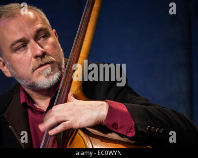 Kiew, Ukraine. 7. Dezember 2014. Musiker Mark Tokar--Auf der Bühne des ukrainischen Haus heute, Sonntag, 7. Dezember 2014, Kiew, Ukraine, übergeben eine Premiere von "2014" für vier Stimmen und vier Kontrabässe. Autoren des Projekts Mariana Sadovskaya und Mark Tokar. Das Konzert fand im Rahmen des Festivals «Jazz Bez 2014'. «» Jazz Bez 2014" ist das größte internationale Festival, seit über 10 Jahren jährlich Dutzende Städte in Ukraine und Polen zusammen bringt. Bildnachweis: Igor Golovnov/Alamy Live-Nachrichten Stockfoto