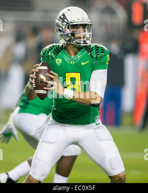 4. Dezember 2014: Oregon Ducks quarterback Marcus Mariota (8) in Aktion während der NCAA Pac 12 Meisterschaft Football-Spiel zwischen dem Oregon Ducks und den Arizona Wildcats im Levi's-Stadion in Santa Clara, CA. Arizona verlor nach Oregon 51-13. Damon Tarver/Cal-Sport-Medien Stockfoto