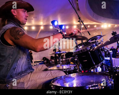 Kiew, Ukraine. 7. Dezember 2014. Ukrainische Gruppe "Fata Morgana" Proben vor dem Konzert bekannt. -Benefiz-Konzert in Erinnerung an Lennons "Give Peace a Chance" fand in Sonntag, 7. Dezember 2014, Kiew, Ukraine statt. Musiker sind Geld, um Flüchtlinge und Soldaten kämpfen im Osten der Ukraine zu helfen erhöhen. Bildnachweis: Igor Golovnov/Alamy Live-Nachrichten Stockfoto