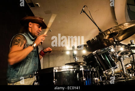 Kiew, Ukraine. 7. Dezember 2014. Ukrainische Gruppe "Fata Morgana" Proben vor dem Konzert bekannt. -Benefiz-Konzert in Erinnerung an Lennons "Give Peace a Chance" fand in Sonntag, 7. Dezember 2014, Kiew, Ukraine statt. Musiker sind Geld, um Flüchtlinge und Soldaten kämpfen im Osten der Ukraine zu helfen erhöhen. Bildnachweis: Igor Golovnov/Alamy Live-Nachrichten Stockfoto