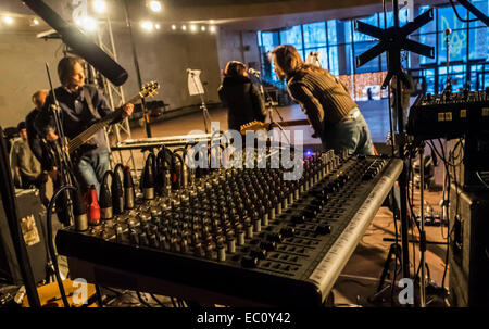 Kiew, Ukraine. 7. Dezember 2014. Ukrainische Gruppe "Fata Morgana" Proben vor dem Konzert bekannt. -Benefiz-Konzert in Erinnerung an Lennons "Give Peace a Chance" fand in Sonntag, 7. Dezember 2014, Kiew, Ukraine statt. Musiker sind Geld, um Flüchtlinge und Soldaten kämpfen im Osten der Ukraine zu helfen erhöhen. Bildnachweis: Igor Golovnov/Alamy Live-Nachrichten Stockfoto