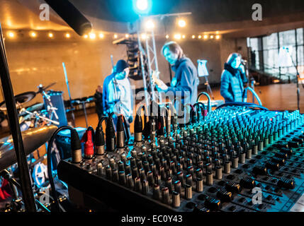 Kiew, Ukraine. 7. Dezember 2014. Ukrainische Gruppe "Fata Morgana" Proben vor dem Konzert bekannt. -Benefiz-Konzert in Erinnerung an Lennons "Give Peace a Chance" fand in Sonntag, 7. Dezember 2014, Kiew, Ukraine statt. Musiker sind Geld, um Flüchtlinge und Soldaten kämpfen im Osten der Ukraine zu helfen erhöhen. Bildnachweis: Igor Golovnov/Alamy Live-Nachrichten Stockfoto