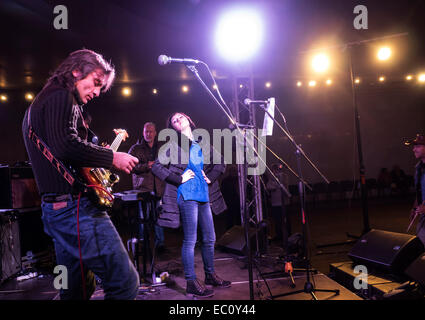 Kiew, Ukraine. 7. Dezember 2014. Ukrainische Gruppe "Fata Morgana" Proben vor dem Konzert bekannt. -Benefiz-Konzert in Erinnerung an Lennons "Give Peace a Chance" fand in Sonntag, 7. Dezember 2014, Kiew, Ukraine statt. Musiker sind Geld, um Flüchtlinge und Soldaten kämpfen im Osten der Ukraine zu helfen erhöhen. Bildnachweis: Igor Golovnov/Alamy Live-Nachrichten Stockfoto