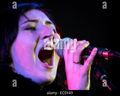 Kiew, Ukraine. 7. Dezember 2014. Ukrainische Gruppe "Fata Morgana" Proben vor dem Konzert bekannt. -Benefiz-Konzert in Erinnerung an Lennons "Give Peace a Chance" fand in Sonntag, 7. Dezember 2014, Kiew, Ukraine statt. Musiker sind Geld, um Flüchtlinge und Soldaten kämpfen im Osten der Ukraine zu helfen erhöhen. Bildnachweis: Igor Golovnov/Alamy Live-Nachrichten Stockfoto