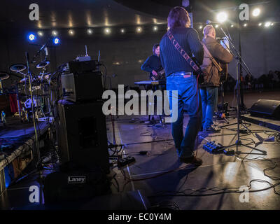 Kiew, Ukraine. 7. Dezember 2014. Ukrainische Gruppe "Fata Morgana" Proben vor dem Konzert bekannt. -Benefiz-Konzert in Erinnerung an Lennons "Give Peace a Chance" fand in Sonntag, 7. Dezember 2014, Kiew, Ukraine statt. Musiker sind Geld, um Flüchtlinge und Soldaten kämpfen im Osten der Ukraine zu helfen erhöhen. Bildnachweis: Igor Golovnov/Alamy Live-Nachrichten Stockfoto