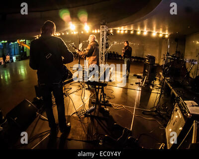 Kiew, Ukraine. 7. Dezember 2014. Ukrainische Gruppe "Fata Morgana" Proben vor dem Konzert bekannt. -Benefiz-Konzert in Erinnerung an Lennons "Give Peace a Chance" fand in Sonntag, 7. Dezember 2014, Kiew, Ukraine statt. Musiker sind Geld, um Flüchtlinge und Soldaten kämpfen im Osten der Ukraine zu helfen erhöhen. Bildnachweis: Igor Golovnov/Alamy Live-Nachrichten Stockfoto