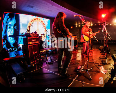 Kiew, Ukraine. 7. Dezember 2014. Ukrainische Gruppe "Fata Morgana" Proben vor dem Konzert bekannt. -Benefiz-Konzert in Erinnerung an Lennons "Give Peace a Chance" fand in Sonntag, 7. Dezember 2014, Kiew, Ukraine statt. Musiker sind Geld, um Flüchtlinge und Soldaten kämpfen im Osten der Ukraine zu helfen erhöhen. Bildnachweis: Igor Golovnov/Alamy Live-Nachrichten Stockfoto