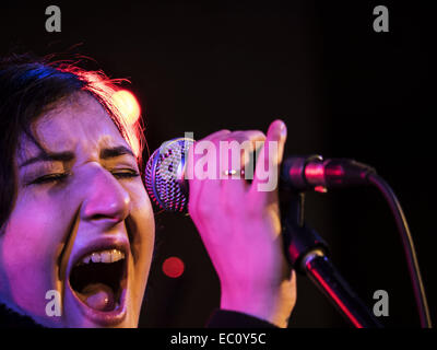 7. Dezember 2014 - Gruppe bekannt ukrainische '' Fata Morgana'' Proben vor dem Konzert. -Benefiz-Konzert in Erinnerung an Lennons "Give Peace a Chance'' fand in Sonntag, 7. Dezember 2014, Kiew, Ukraine statt. Musiker sind Geld, um Flüchtlinge und Soldaten kämpfen im Osten der Ukraine zu helfen erhöhen. © Igor Golovniov/ZUMA Draht/Alamy Live-Nachrichten Stockfoto