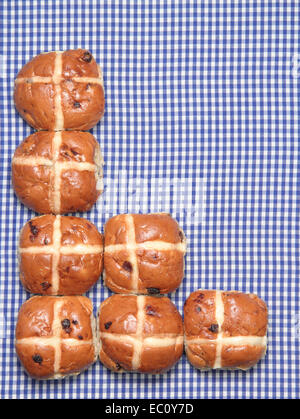 Traditionelle Ostern Hot Cross Buns mit Textfreiraum, England Stockfoto