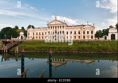 Blick auf die prächtige barocke Villa Pisani in Stra im Veneto, von der anderen Seite des Brenta-Kanals aus gesehen Stockfoto