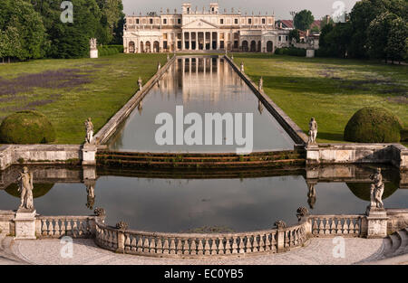 Villa Pisani in Stra, Italien. Der Pavillon und Stallungen am Ende des Kanals, die 1740 von Girolamo Frigimelica gebaut Stockfoto