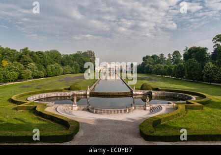 Villa Pisani in Stra, Italien. Der Pavillon und Stallungen am Ende des Kanals, die 1740 von Girolamo Frigimelica gebaut Stockfoto