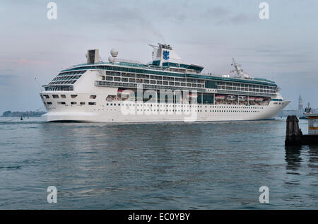 Venedig, Italien. Das riesige Kreuzfahrtschiff „Pracht der Meere“ fährt am frühen Morgen in Venedig ein Stockfoto