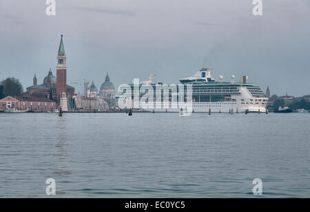 Venedig, Italien. Das riesige Kreuzfahrtschiff „Pracht der Meere“ fährt am frühen Morgen nach Venedig vorbei an der Kirche San Giorgio Maggiore Stockfoto