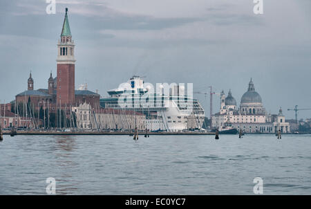 Venedig, Italien. Das riesige Kreuzfahrtschiff „Pracht der Meere“ fährt am frühen Morgen nach Venedig vorbei an der Kirche San Giorgio Maggiore Stockfoto
