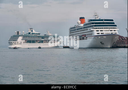 Venedig, Italien. Die riesigen Kreuzfahrtschiffe „Columbus 2“ und „Pracht der Meere“ fahren früh am Morgen in den Hafen von Venedig ein Stockfoto