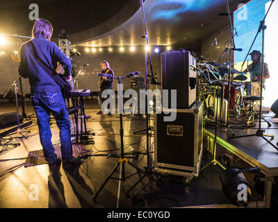 7. Dezember 2014 - Gruppe bekannt ukrainische '' Fata Morgana'' Proben vor dem Konzert. -Benefiz-Konzert in Erinnerung an Lennons "Give Peace a Chance'' fand in Sonntag, 7. Dezember 2014, Kiew, Ukraine statt. Musiker sind Geld, um Flüchtlinge und Soldaten kämpfen im Osten der Ukraine zu helfen erhöhen. © Igor Golovniov/ZUMA Draht/Alamy Live-Nachrichten Stockfoto