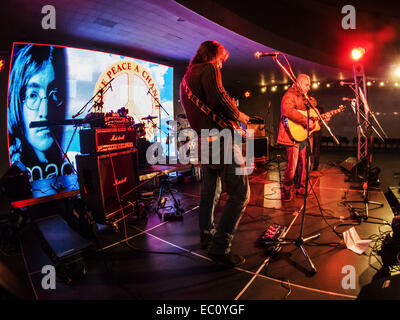 7. Dezember 2014 - Gruppe bekannt ukrainische '' Fata Morgana'' Proben vor dem Konzert. -Benefiz-Konzert in Erinnerung an Lennons "Give Peace a Chance'' fand in Sonntag, 7. Dezember 2014, Kiew, Ukraine statt. Musiker sind Geld, um Flüchtlinge und Soldaten kämpfen im Osten der Ukraine zu helfen erhöhen. © Igor Golovniov/ZUMA Draht/Alamy Live-Nachrichten Stockfoto