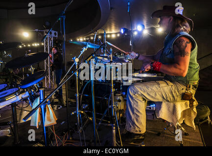 7. Dezember 2014 - Gruppe bekannt ukrainische '' Fata Morgana'' Proben vor dem Konzert. -Benefiz-Konzert in Erinnerung an Lennons "Give Peace a Chance'' fand in Sonntag, 7. Dezember 2014, Kiew, Ukraine statt. Musiker sind Geld, um Flüchtlinge und Soldaten kämpfen im Osten der Ukraine zu helfen erhöhen. © Igor Golovniov/ZUMA Draht/Alamy Live-Nachrichten Stockfoto