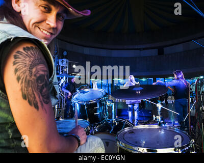 7. Dezember 2014 - Gruppe bekannt ukrainische '' Fata Morgana'' Proben vor dem Konzert. -Benefiz-Konzert in Erinnerung an Lennons "Give Peace a Chance'' fand in Sonntag, 7. Dezember 2014, Kiew, Ukraine statt. Musiker sind Geld, um Flüchtlinge und Soldaten kämpfen im Osten der Ukraine zu helfen erhöhen. © Igor Golovniov/ZUMA Draht/Alamy Live-Nachrichten Stockfoto