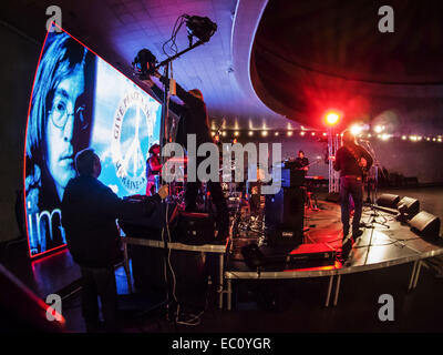 7. Dezember 2014 - Gruppe bekannt ukrainische '' Fata Morgana'' Proben vor dem Konzert. -Benefiz-Konzert in Erinnerung an Lennons "Give Peace a Chance'' fand in Sonntag, 7. Dezember 2014, Kiew, Ukraine statt. Musiker sind Geld, um Flüchtlinge und Soldaten kämpfen im Osten der Ukraine zu helfen erhöhen. © Igor Golovniov/ZUMA Draht/Alamy Live-Nachrichten Stockfoto