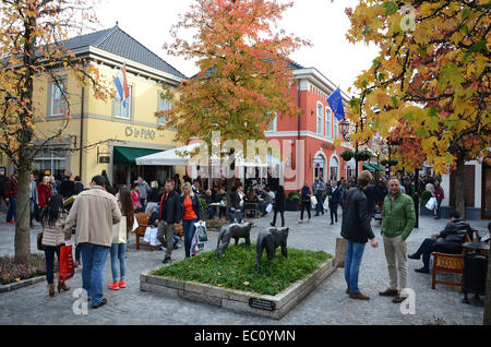 Einkaufen bei McArthur Glen DOC, Roermond Niederlande Stockfoto