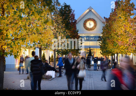 Einkaufen bei McArthur Glen DOC, Roermond Niederlande Stockfoto