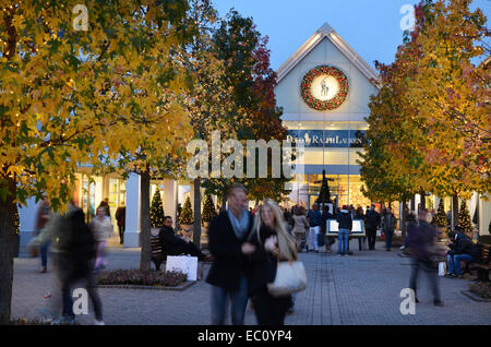 Einkaufen bei McArthur Glen DOC, Roermond Niederlande Stockfoto