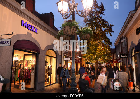 Einkaufen bei McArthur Glen DOC, Roermond Niederlande Stockfoto