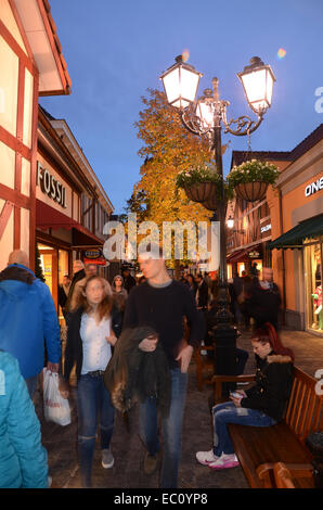 Einkaufen bei McArthur Glen DOC, Roermond Niederlande Stockfoto